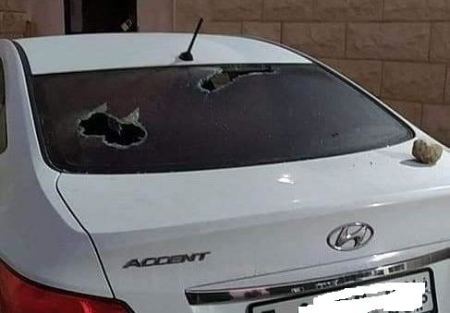 مستوطنون يعتدون على مركبات مواطنين على طريق نابلس جنين